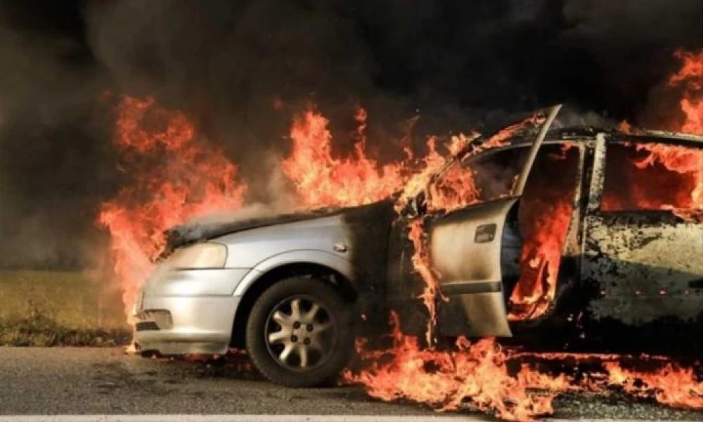 Φθιώτιδα: Αυτοκίνητο ''λαμπάδιασε'' εν κινήσει